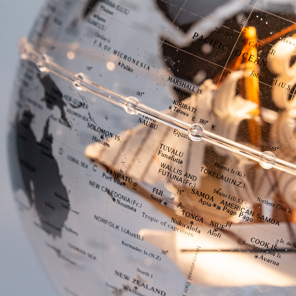 Lámpara Globo Terráqueo Con Velero Dorado